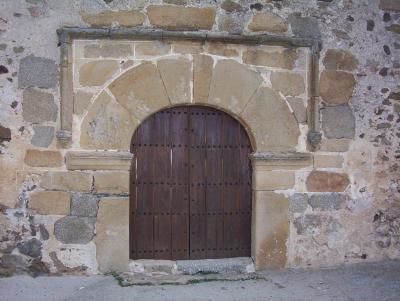 Puerta principal de la Iglesia Parroquial de Santiago.