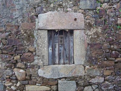 Arquitectura popular: ventana en pared de pizarra enmarcada en granito.